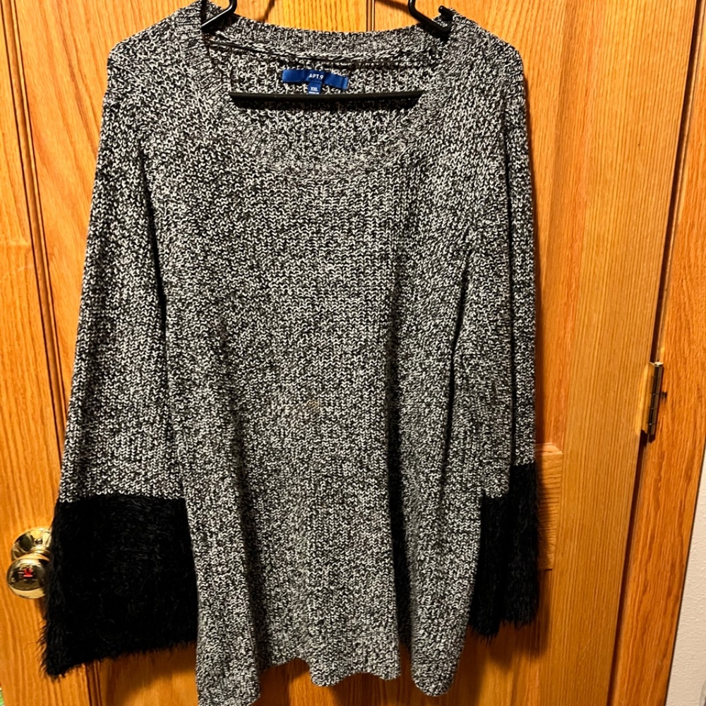 Like New Sweater with Rounded Neck and Contrast Fuzzy Sleeves XXL